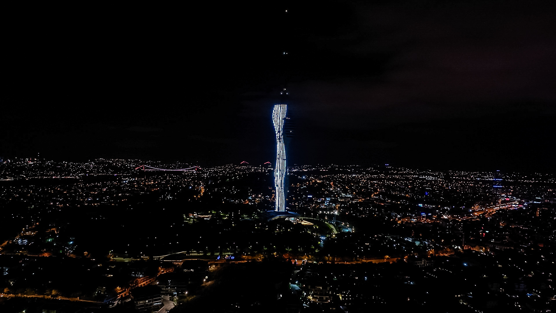Homenaje en Turquía la Torre de Çamlıca se ilumina por la independencia de Guatemala