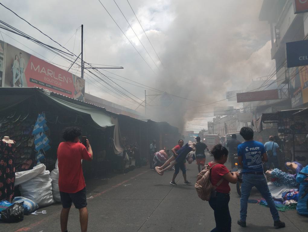 El humo invade calles del centro y provoca temor entre vecinos por incendio en depósito en la zona 1 de Escuintla.