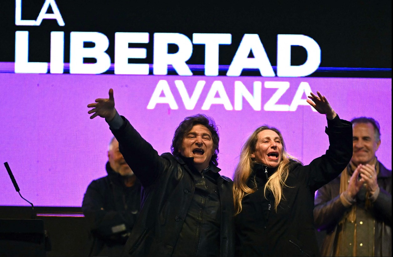De acuerdo con fuentes cercanas, Karina Milei, la hermana del mandatario, maneja las decisiones presidenciales. (Foto Prensa Libre: AFP)