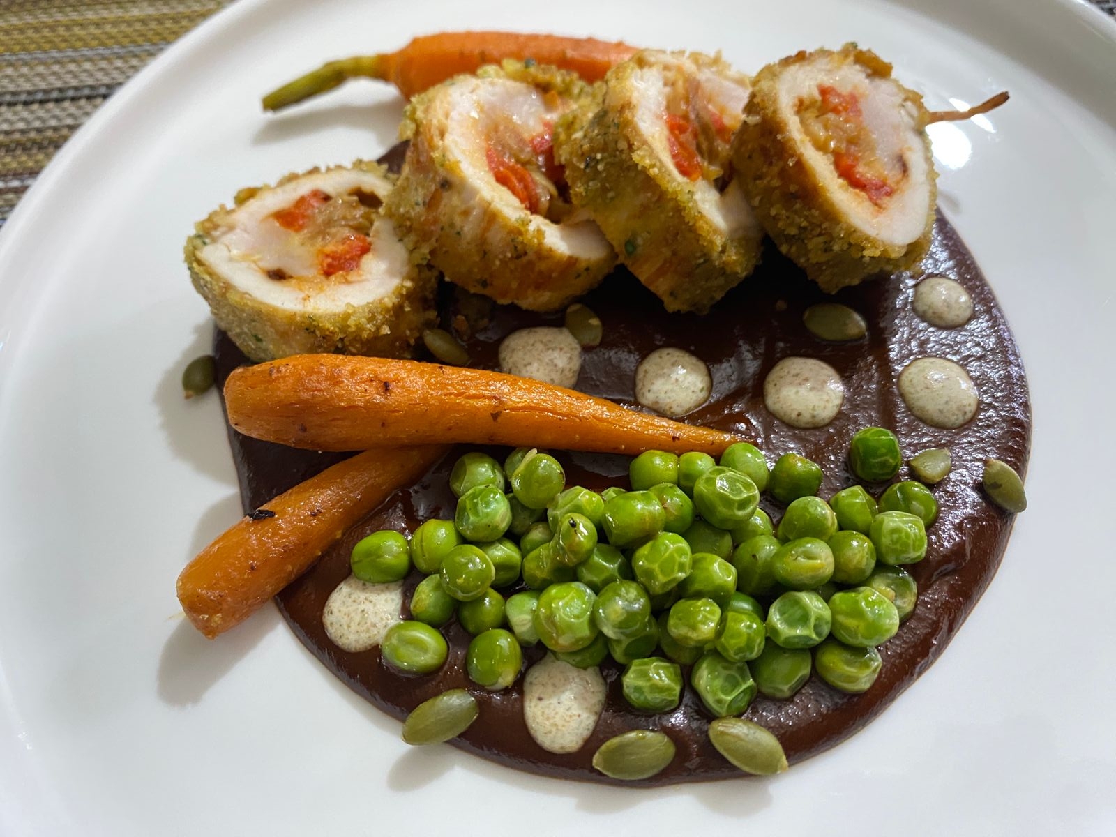 Ingrediente estrella: balotina de pollo con salsa de chocolate