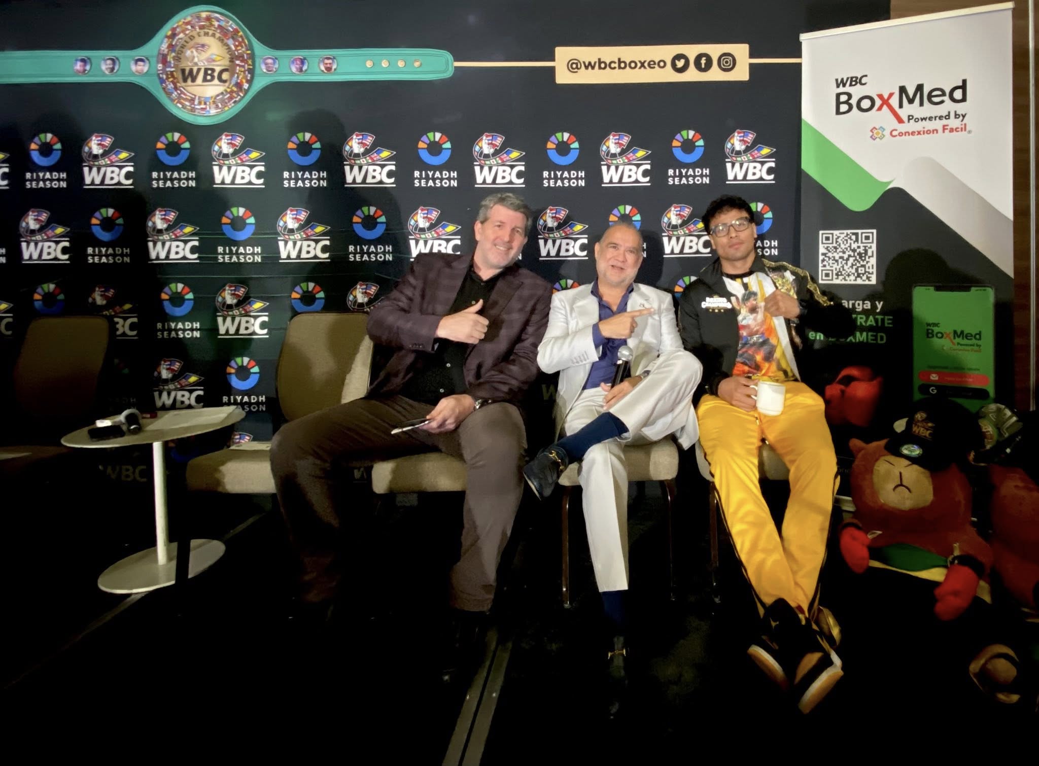 Lester Martínez recibe anillo especial y noticias del término de su pelea frente a Mbilli. (Foto Prensa Libre: Escuela profesional de boxeo).