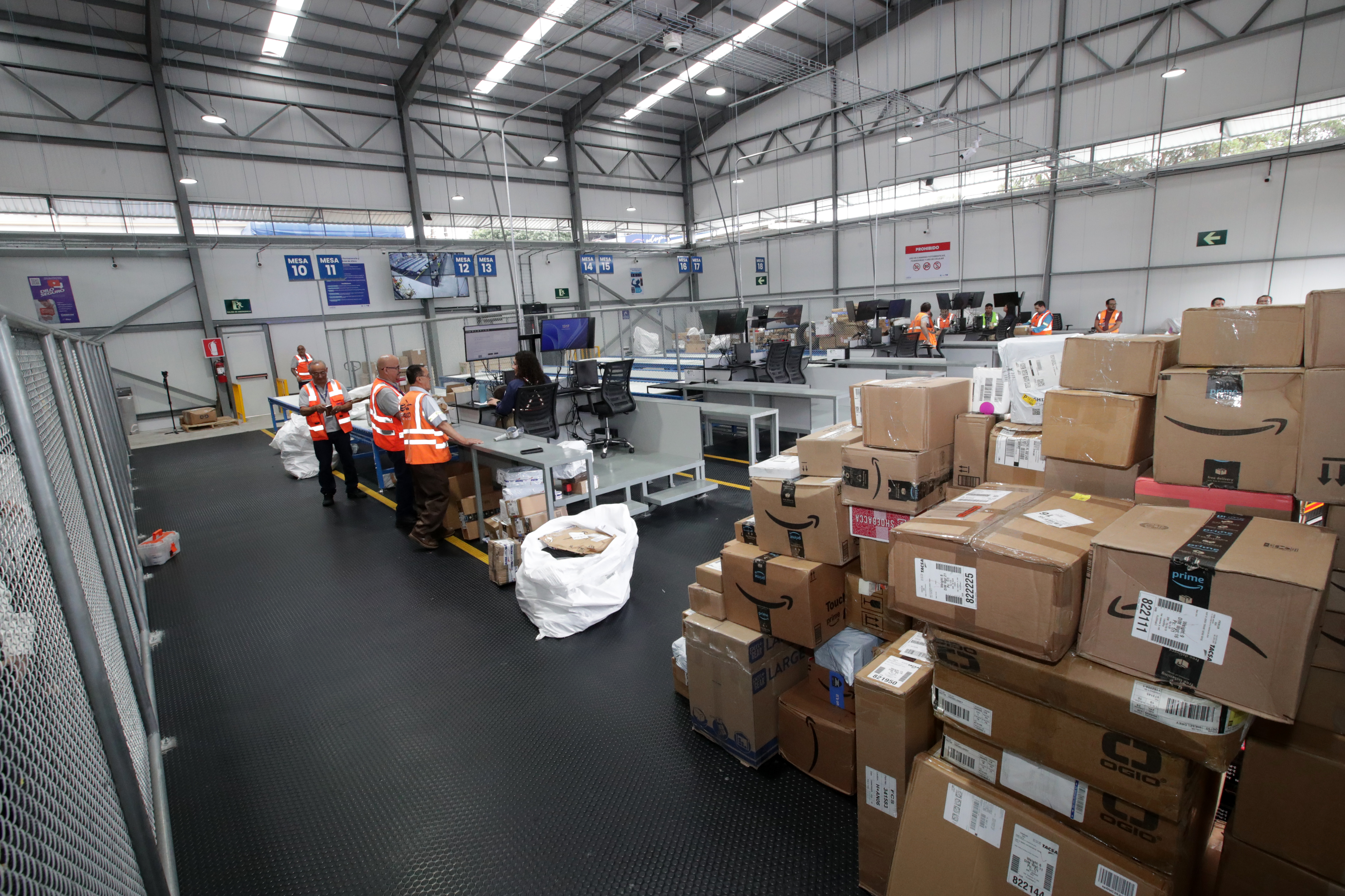 Mesas de revisión de paquetería, MODERNIZACIÓN y ampliación de las BODEGAS COMBEXIM para paquetería de couriers