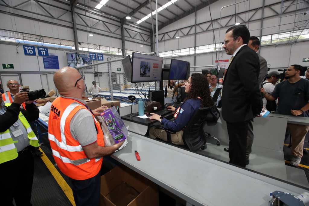 Superintendente de la SAT Werner Ovalle observa la labor en el área ampliada de las BODEGAS DE COURIERS EN COMBEXIM