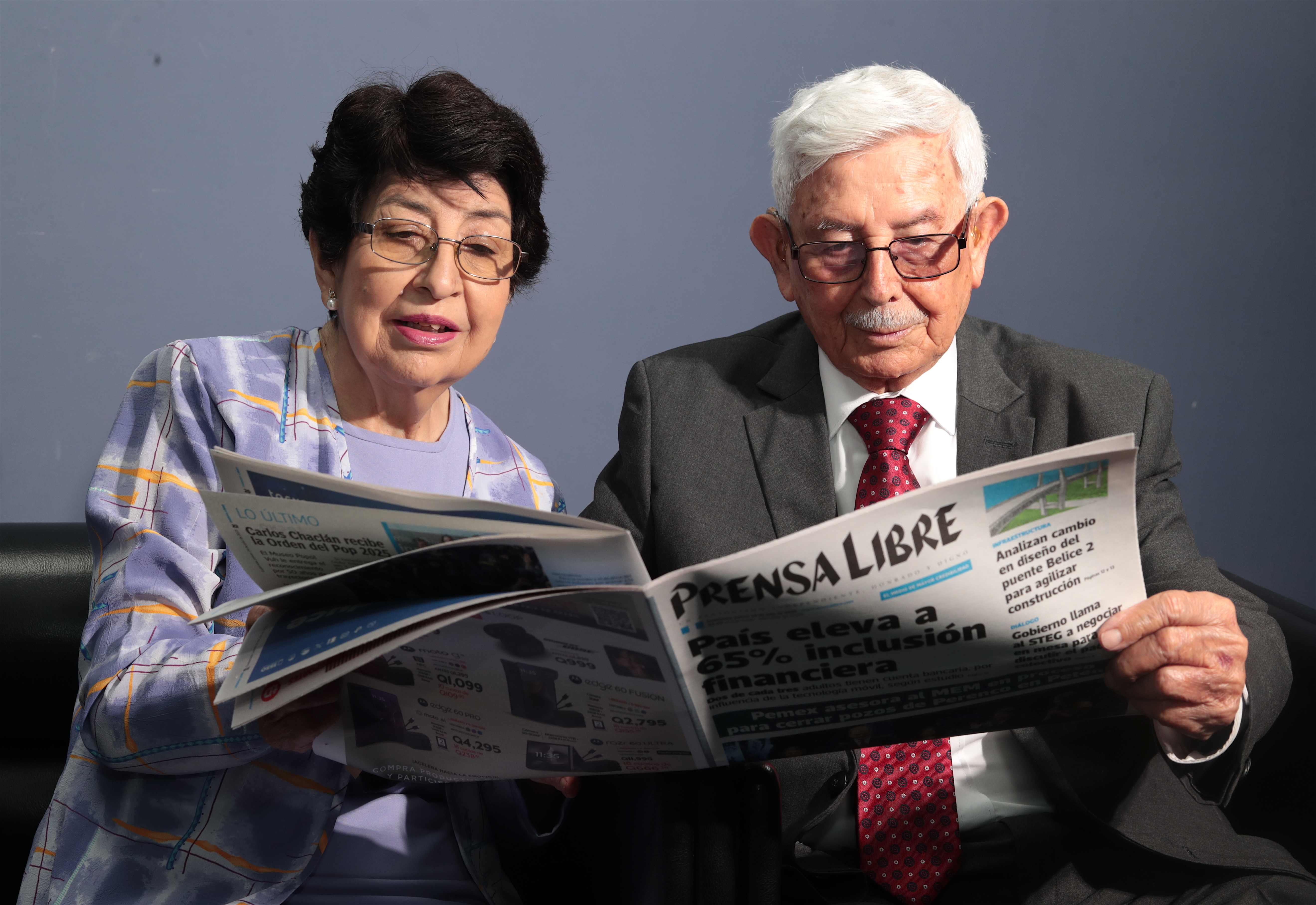 Flor de Mara Medina y Roberto Prez , de 69 y 92 aos , de edad, llevan 10 aos  de ser suscriptores  de Prensa Libre. Visita las instalaciones de Prensa Libre para el proyecto "Yo cuento".   




Fotografa Esbin Garcia  24-07-25