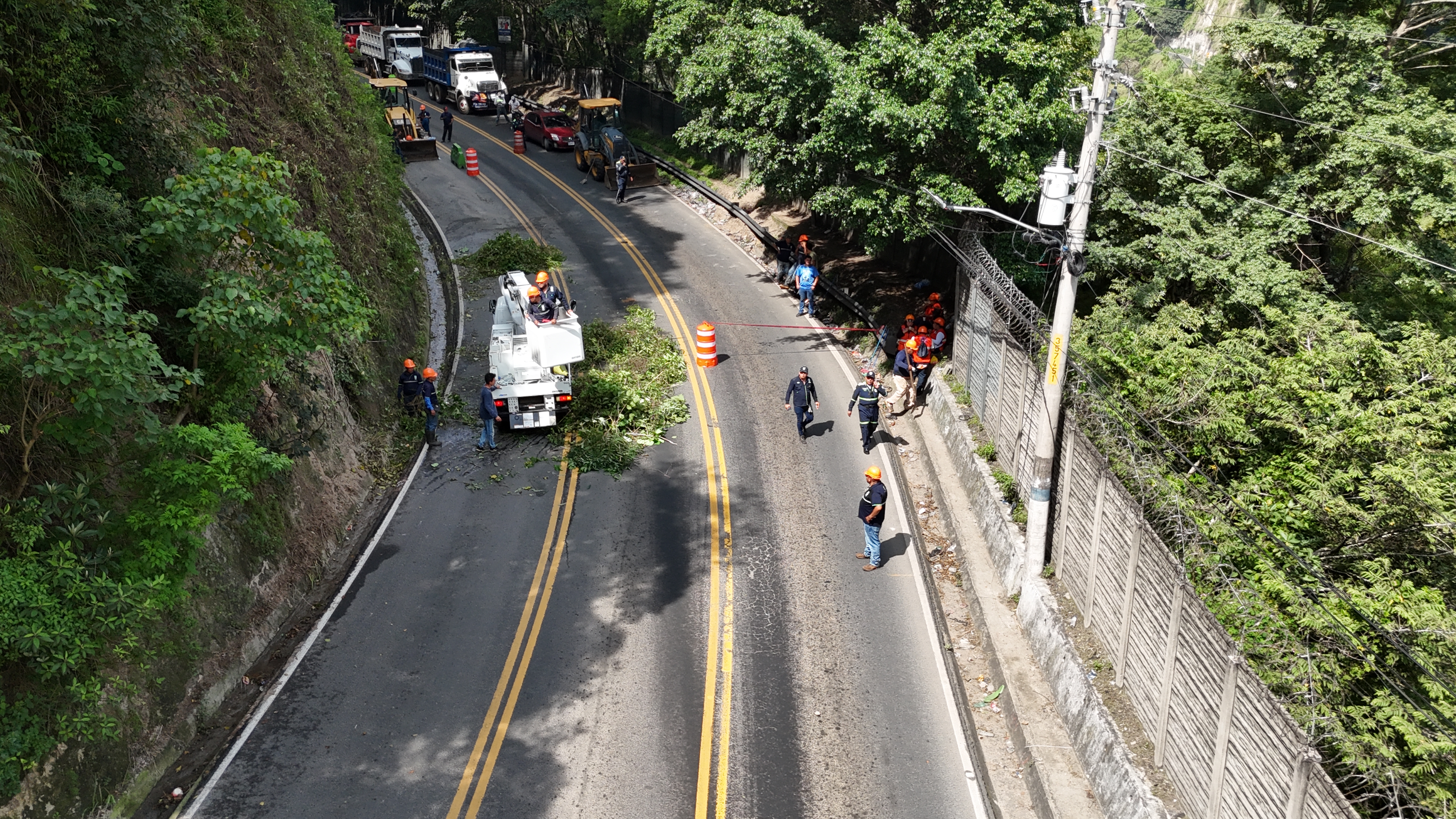 Derrumbe de tierra y rocas en la ruta de la Avenida Hincapié hacia el kilómetro 11.5 de la ruta a Boca del Monte, que bloquea tres carriles.'