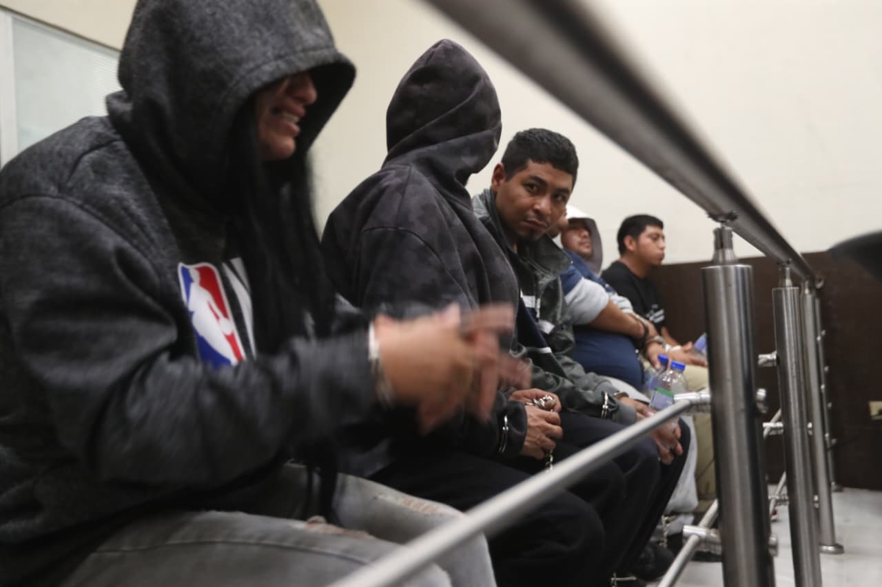 Este domingo 28 de septiembre Edison Alexander Tocay, de 24 años, y Heber Abraham Díaz de la Cruz, de 26, fueron ligados a proceso penal y enviados a prisión preventiva por los delitos de homicidio y homicidio en grado de tentativa. La tesis del MP señala que ambos son los principales sospechosos de haber disparado contra el agente Cleofas Ortega Guzmán en la 24 calle y Avenida Elena de la zona 3.