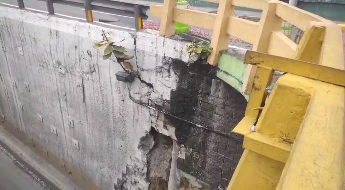 Grietas visibles en el muro lateral del viaducto de Lomas del Norte reflejan el deterioro progresivo que ha alertado Conred.  (Foto Prensa Libre:)