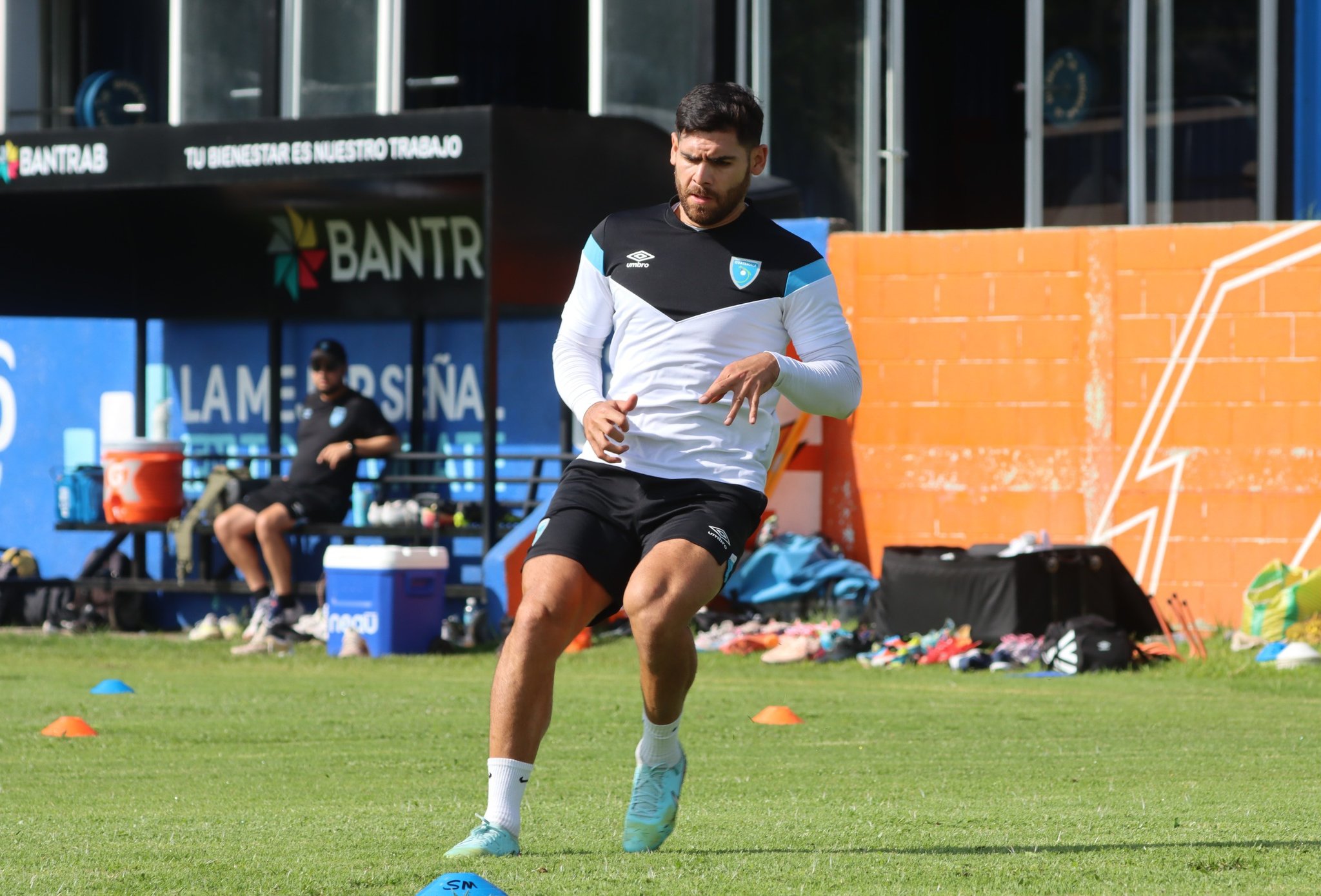 José Carlos Pinto, capitán del combinado nacional, se alista para los próximos duelos eliminatorios. (Foto Prensa Libre: Fedefut).