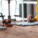 Proveedores del Estado persona revisando papelería