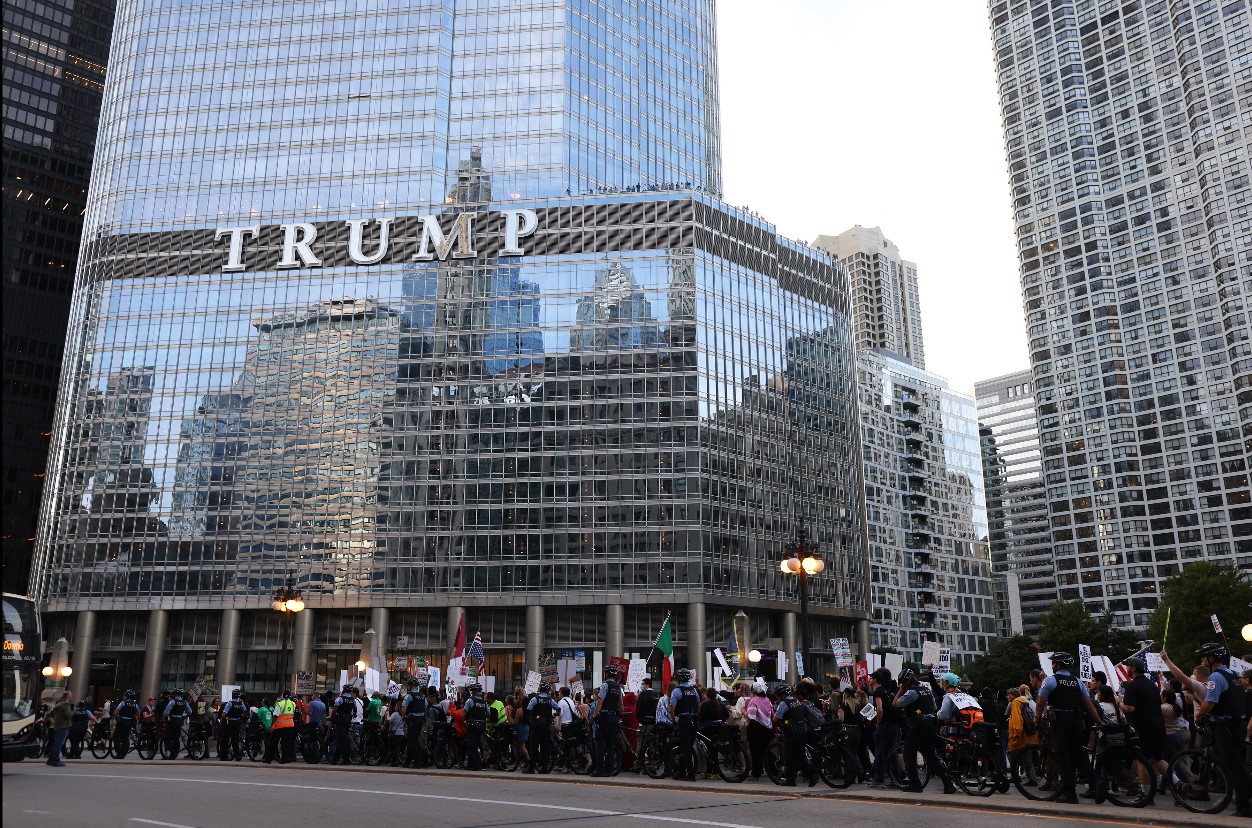 Grupos marchan contra Trump y el ICE en Chicago, Illinois, este martes. (Foto Prensa Libre: EFE)