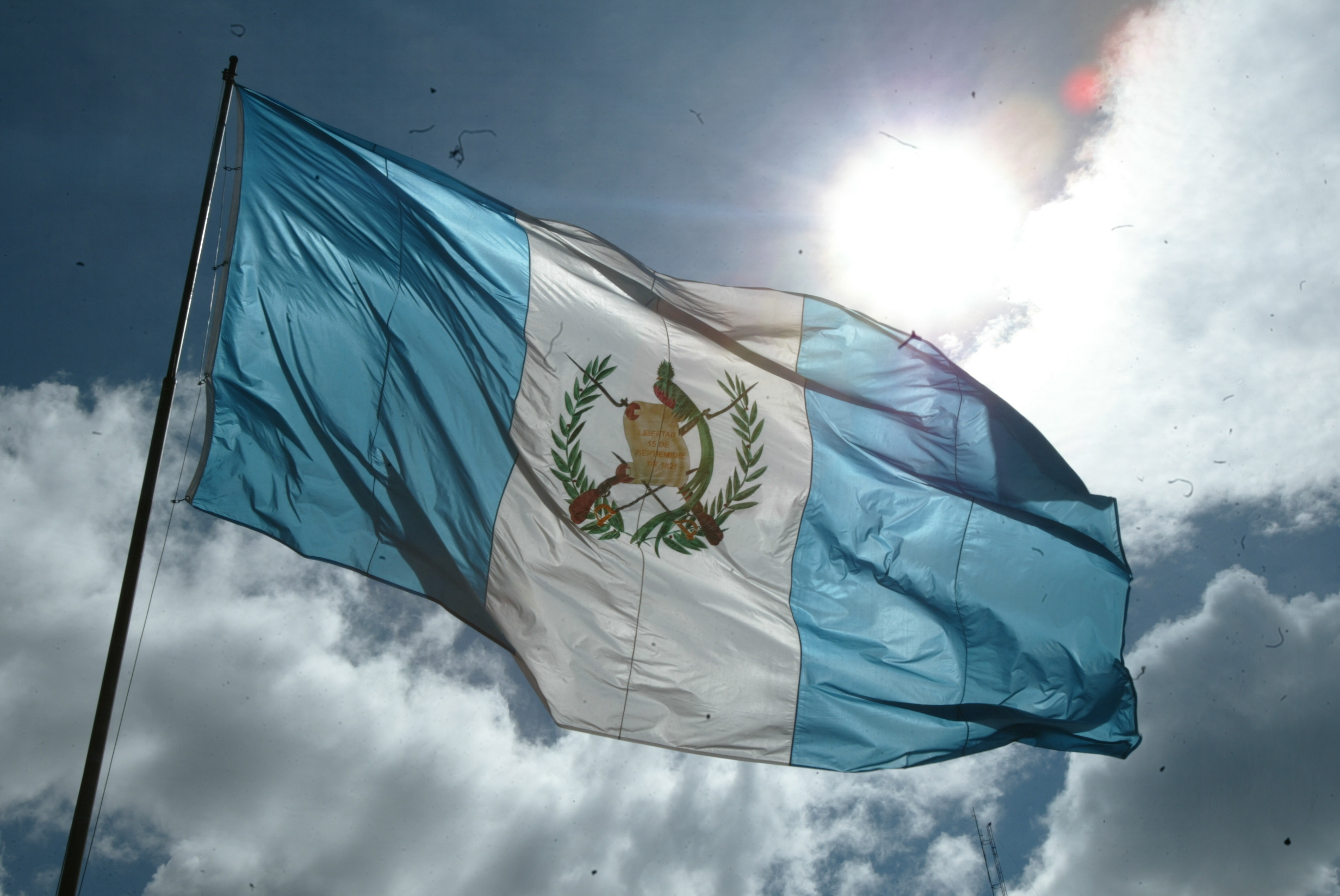 La bandera nacional, creada en 1871 por el gobierno de Miguel García Granados. Su color azul celeste simboliza lealtad, fortaleza, justicia, los océanos Pacífico y Atlántico. El color blanco significa integridad, firmeza, paz, fe y pureza. (Foto Prensa Libre: Hemeroteca PL)