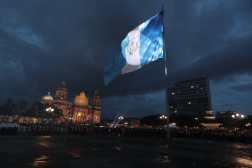 Celebracin del Da de la Independencia. En el marco de los 197 aos de Independencia, se llev a cabo el Te Deum en la Catedral Metropolitana e instantes depus la izada de la bandera en el Parque Central. Muchsimos agentes de seguridad de la PNC y del Ejrcito cuidaron los alrededores, protestas marcaron celebracin. En la imagen, la bandera nacional izada en la Plaza Constitucin.