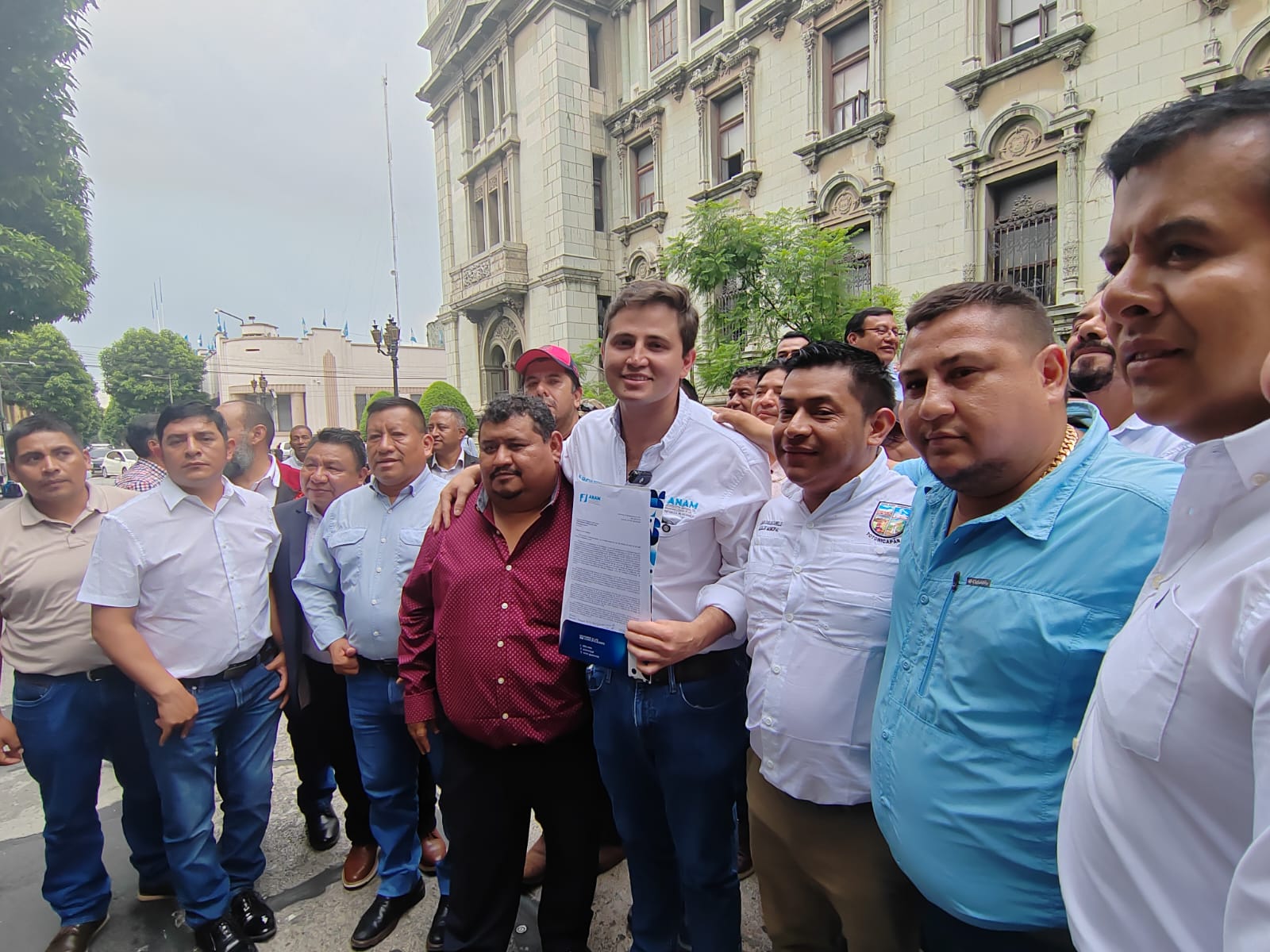 ANAM entrega cartas de alcaldes en Secretaría Privada de la Presidencia para que el Ejecutivo sancione el Decreto 07-2025.