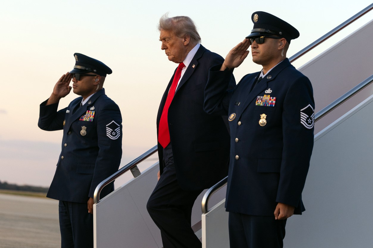 El argumento de la Casa Blanca de que el uso de la fuerza militar estaba permitido en virtud de las leyes de los conflictos armados ha suscitado las dudas de muchos especialistas jurídicos, incluidos altos juristas militares retirados. (Foto Prensa Libre: Anna Rose Layden para The New York
Times)