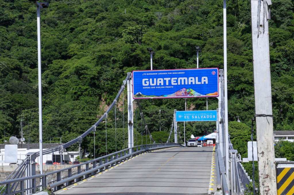 Ventanilla de control migratorio en frontera Guatemala–El Salvador donde se implementará el paso ágil.