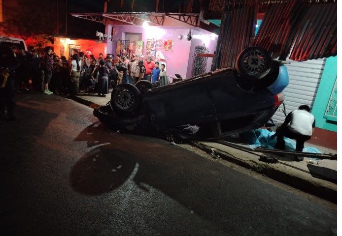 Vecinos y socorristas observan el lugar del accidente en San Raymundo. (Foto: Bomberos Voluntarios).