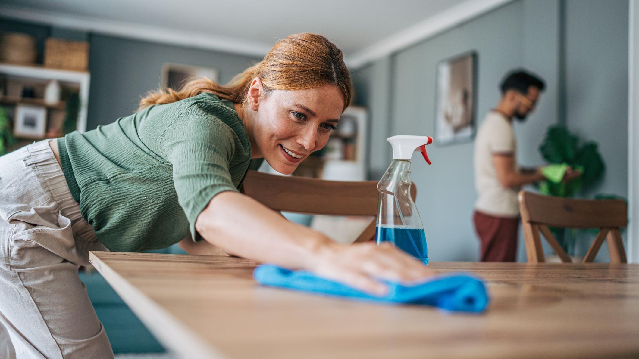 Limpiar la casa, por ejemplo, puede ser una forma de ejercicio suave. 
Getty Images