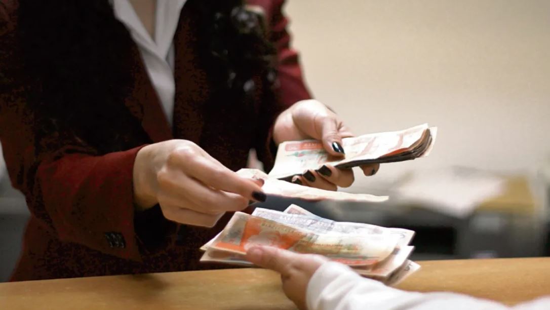 billetes Personas pagando con billetes