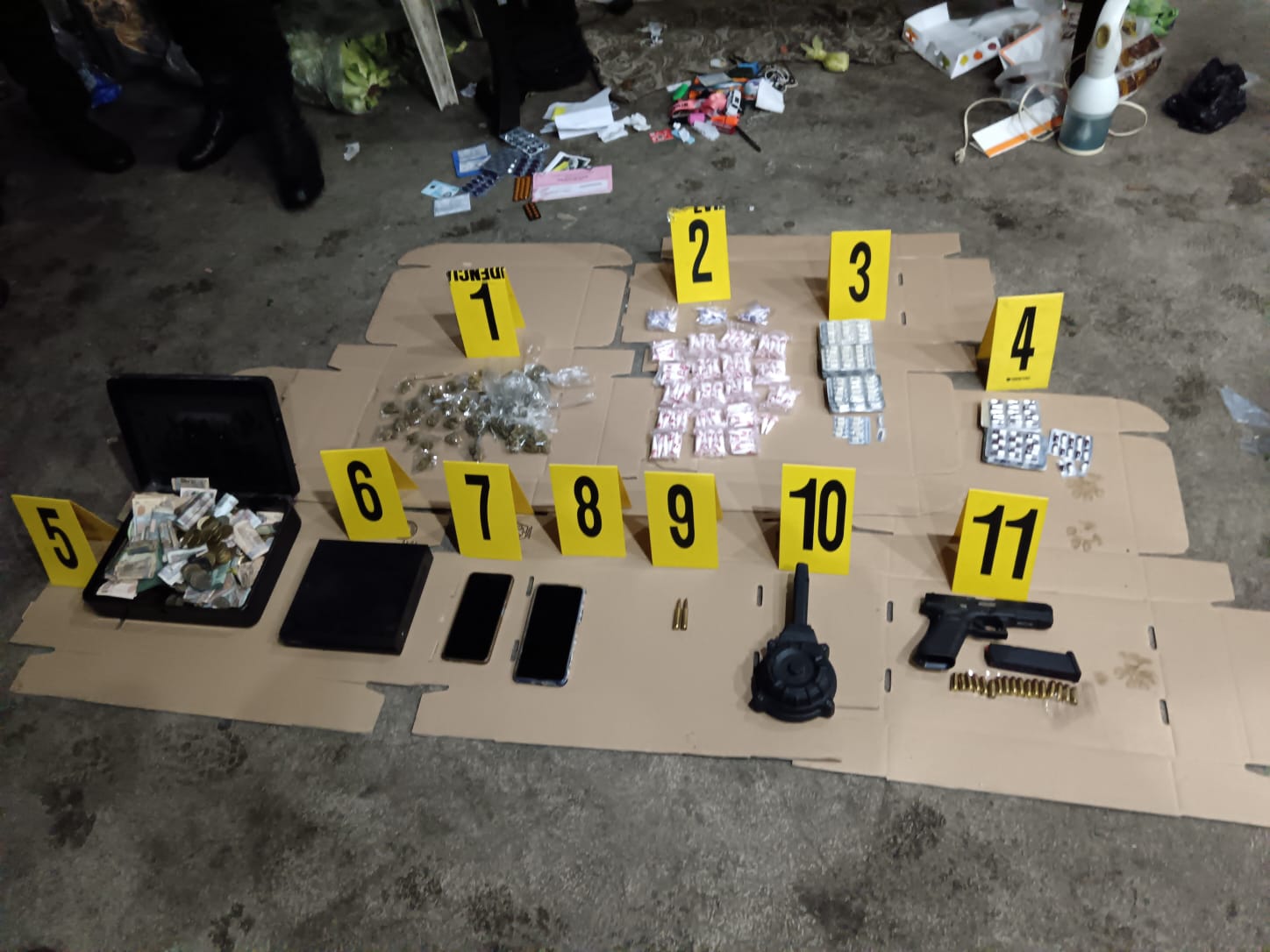 Fiscales incautan droga, un arma de fuego, municiones, teléfonos y dinero en operativo contra pandillas en Villa Canales. (Foto Prensa Libre: MP)