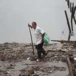 Las casas de Campur, San Pedro Carchá, Alta Verapaz vuelven a aparecer tras 59 días de inundación luego del paso de los eventos climáticos Eta e Iota en Guatemala. La localidad quedó bajo el agua, convertida en laguna, con el paso de los días, el agua ha descendido poco a poco y varias familias comienzan a retornar para ver que pueden arreglar y empezar sus vidas de nuevo en el lugar.
De las 900 casas que quedaron inundadas, quedaron completamente destruidas, porque el material con las que fueron construidas no aguantó a estar bajo el agua por varios días.
La Coordinadora Nacional para la Reducción de Desastres (Conred) indicó que desde la semana pasada tenía reportes que la lluvia descendió ocho metros, aunque recomiendan que la población aún no regrese a Campur, ya que no no han podido realizar las evaluaciones técnicas y científicas para determinar si el área es habitable o no.
Fotografía Prensa Libre: Erick Avila.