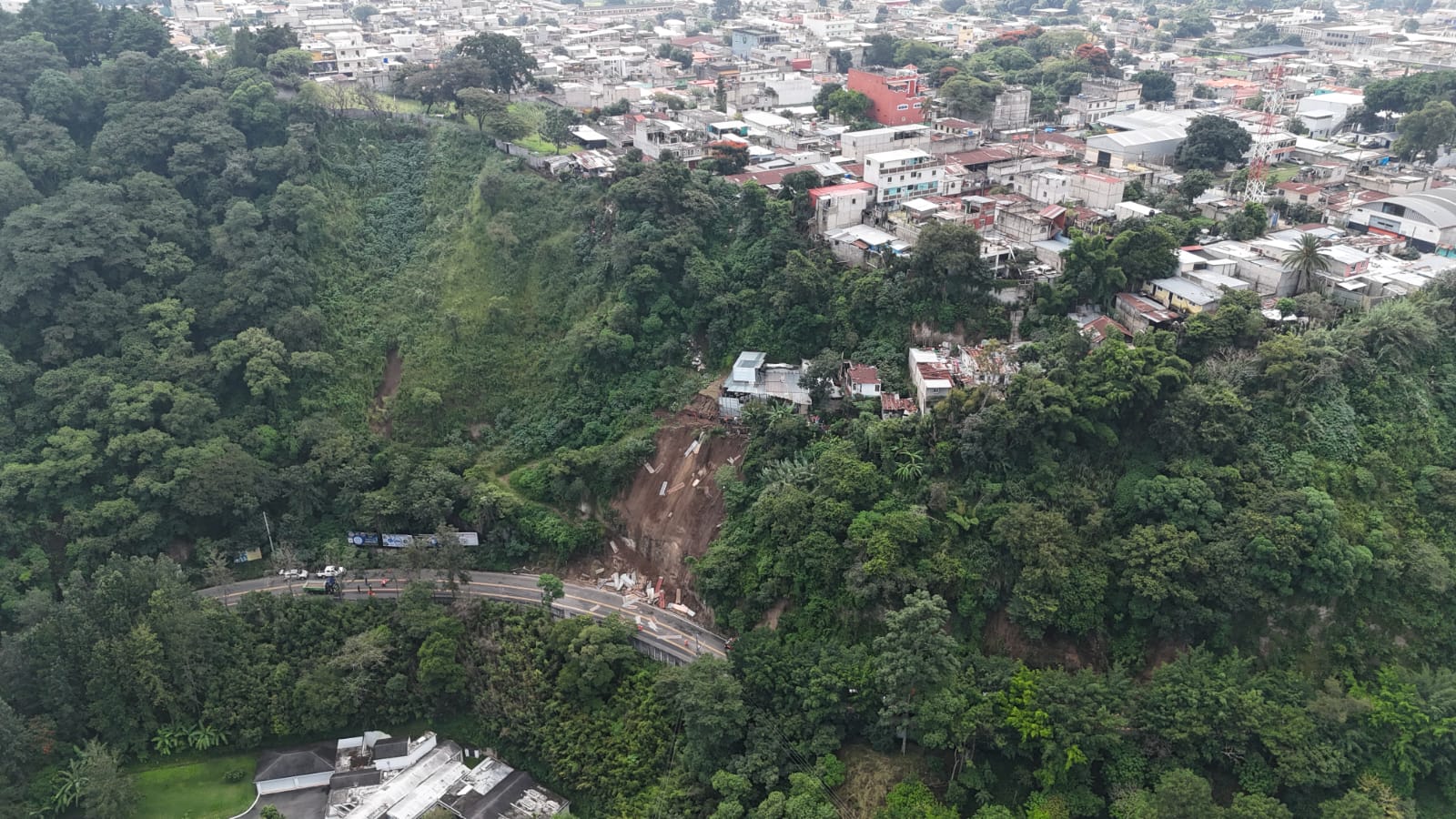 Talud colapsa en el tramo entre los kilómetros 9 y 12, en la ruta hacia Boca del Monte, Villa Canales, por saturación de suelos. (Foto Prensa Libre: Daniel Samayoa)