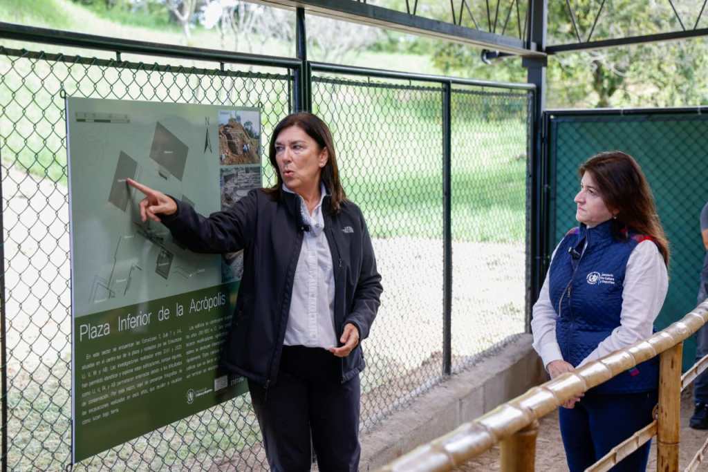 La arqueóloga Bárbara Arroyo y la Ministra de Cultura y Deportes Liwy Grazioso durante la inauguración de la Plaza inferior de la Acrópolis en el sitio arqueológico de Kaminaljuyú.