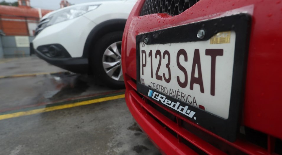 La SAT ya entregó más de 6 mil placas a través del nuevo Registro Fiscal de Vehículos Digital. (Foto Prensa Libre: HemerotecaPL) 	