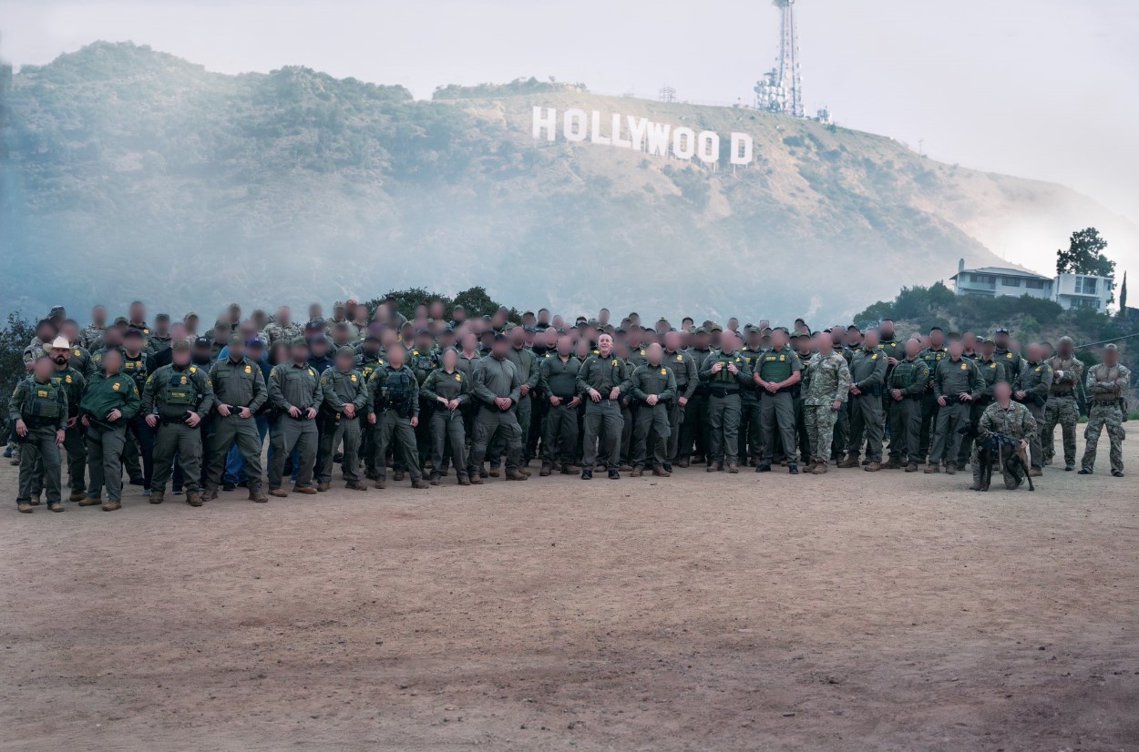 Foto publicada por un funcionario de Trump que muestra a agentes migratorios frente al emblemático letrero de Hollywood, en California. (Foto Prensa Libre: EFE)