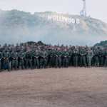 Foto publicada por un funcionario de Trump que muestra a agentes migratorios frente al emblemático letrero de Hollywood, en California. (Foto Prensa Libre: EFE)