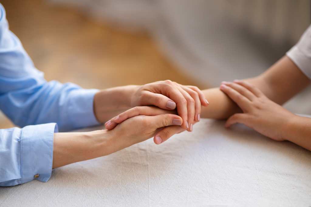 Personas tomándose de la mano 