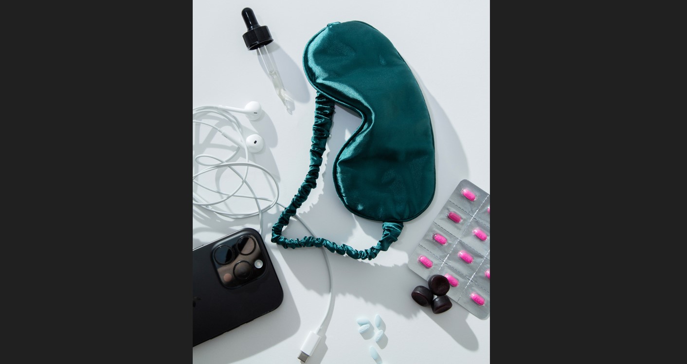 Algunos implementos y fármacos para ayudar a conciliar el sueño. (Foto Prensa Libre: Eric Helgas/The New York Times)