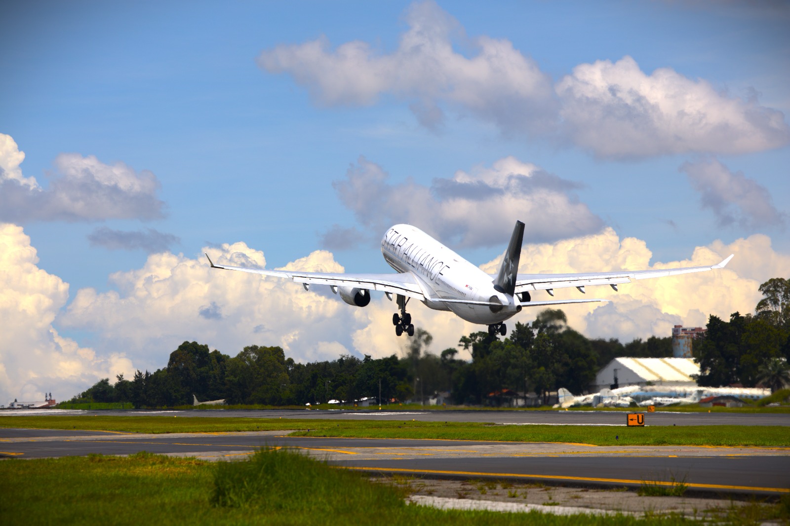 Avión de Air Canadá despega en la pista del Aeropuerto Internacional La Aurora, tras inaugurar la nueva ruta directa entre la Ciudad de Guatemala y Montreal. (Foto Prensa Libre: DGAC)