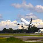 Avión de Air Canadá despega en la pista del Aeropuerto Internacional La Aurora, tras inaugurar la nueva ruta directa entre la Ciudad de Guatemala y Montreal. (Foto Prensa Libre: DGAC)