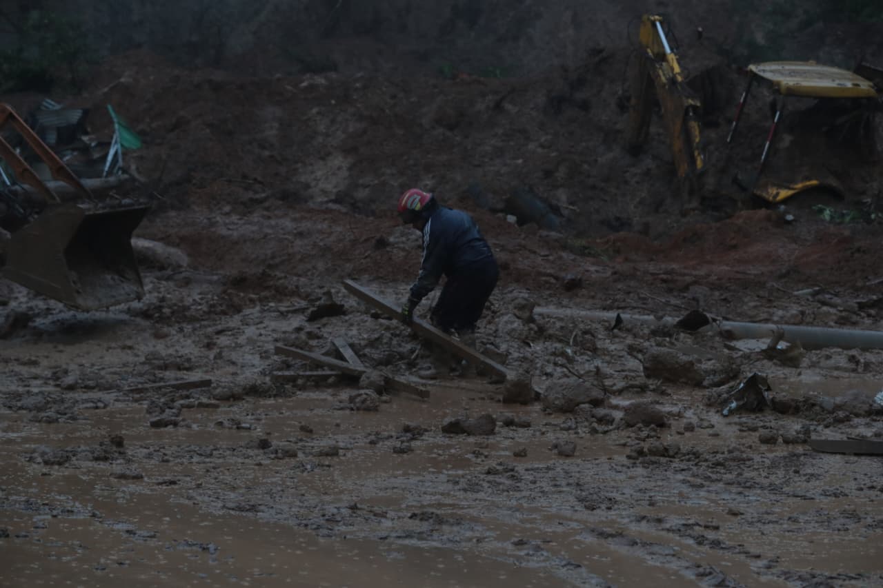 Derrumbe en carretera a El Salvador