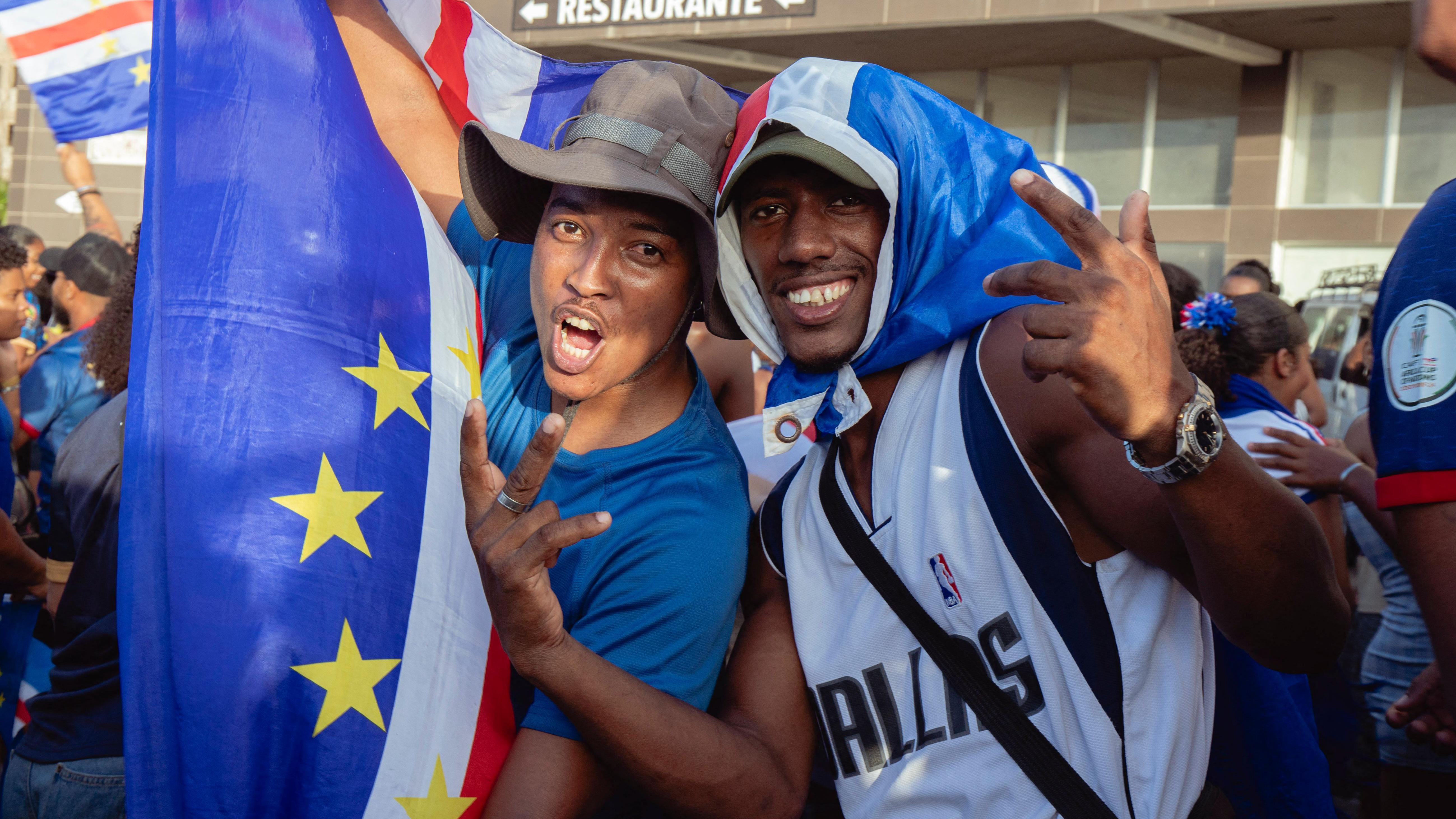 La bandera de Cabo Verde, adoptada en 1992, muestra franjas azules, blancas y rojas que simbolizan el océano, la paz y el esfuerzo nacional. El círculo de diez estrellas representa las islas principales y su unidad como nación.
Getty Images