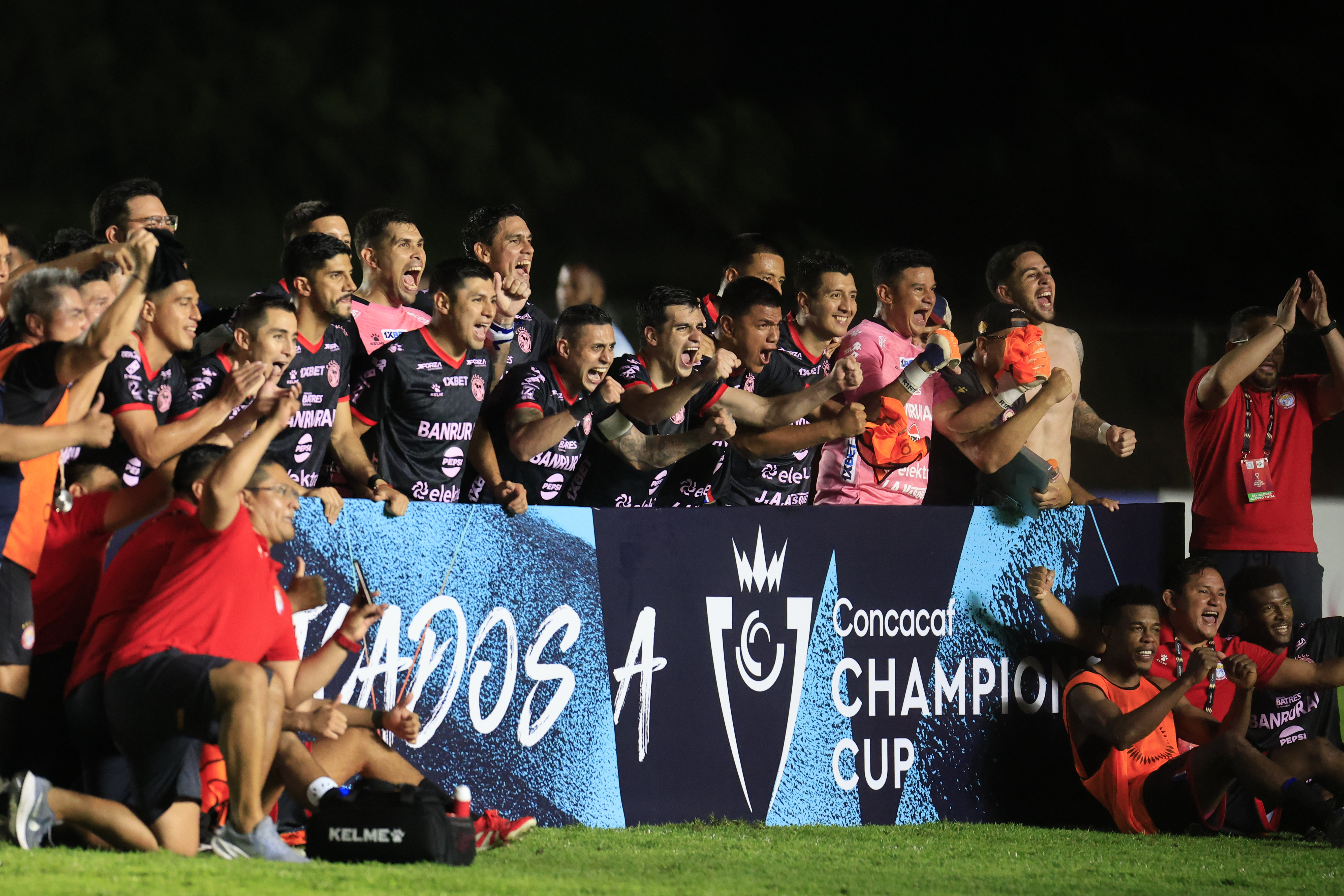 AME4695. PENONÉ (PANAMÁ), 02/10/2025.- Jugadores de Xelajú celebran este jueves, al finalizar un partido del torneo Copa Centroamericana de Concacaf entre Sporting San Miguelito y Xelajú Mario Camposeco en el estadio Universitario, en Penoné (México). EFE/ Bienvenido Velasco