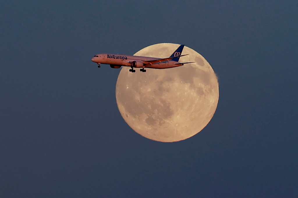 Primera luna llena del otoño astronómico "Luna de la cosecha"