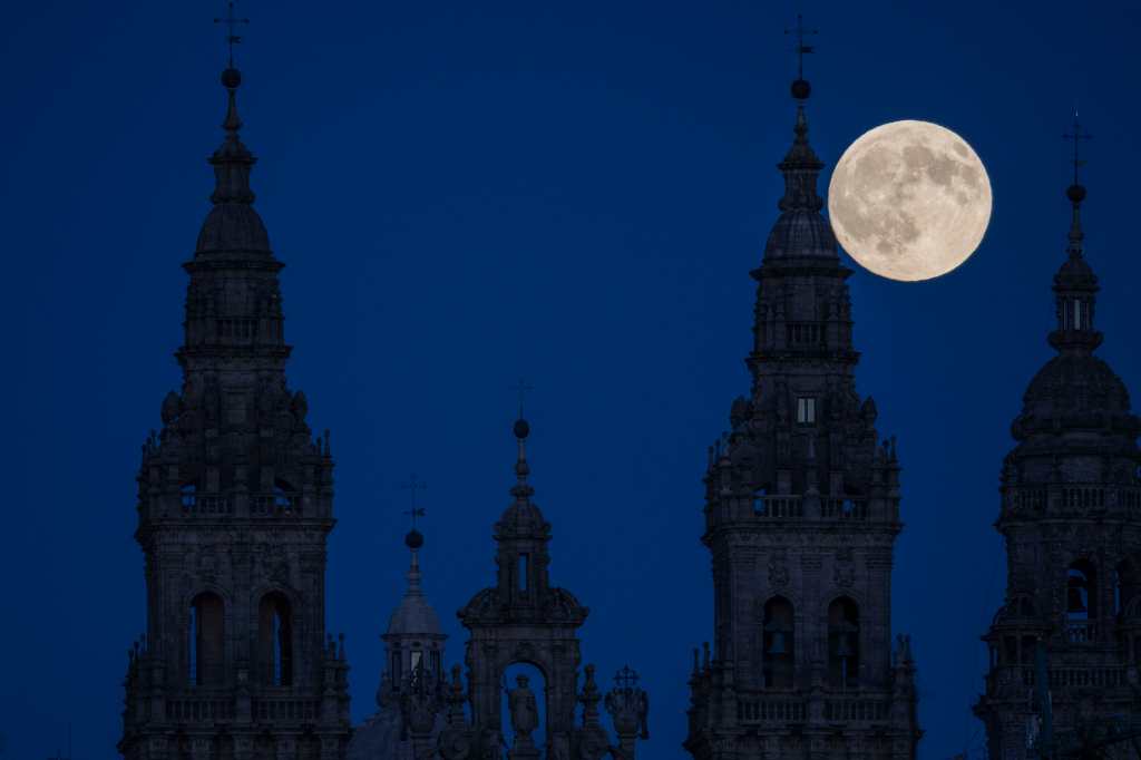 La Superluna sobresale en el cielo de Santiago de Compostela, España. (Foto Prensa Libre: EFE)