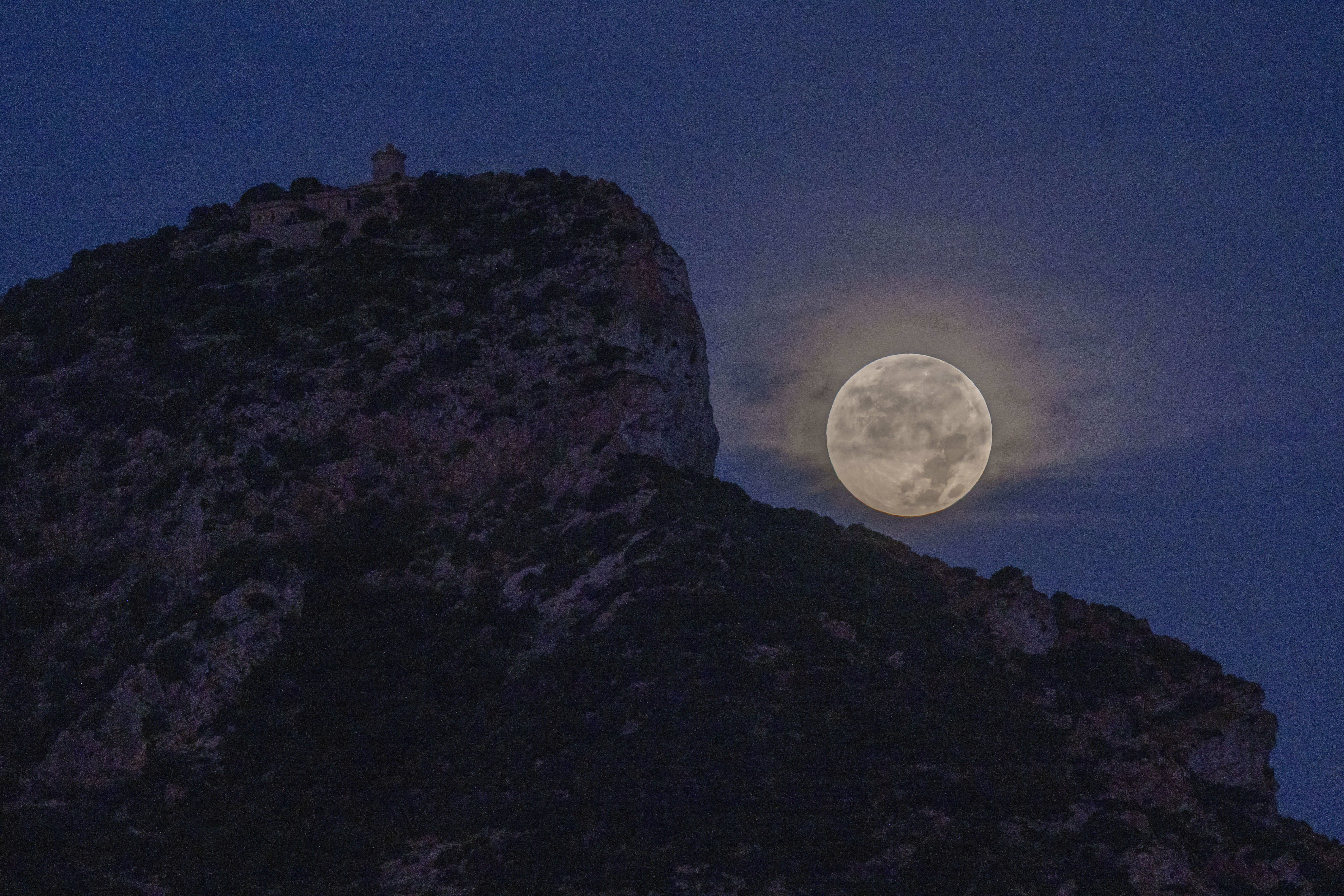 Primera superluna del año, la 'luna de la cosecha'