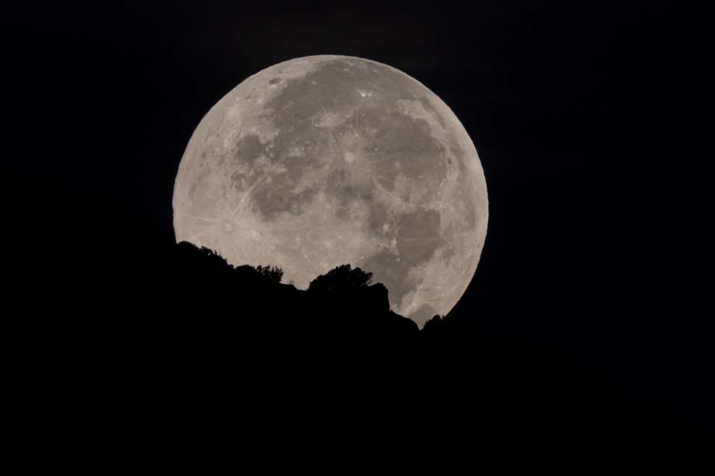La Luna llena se apreció durante las horas de la noche en Guatemala y en horario de madrugada durante otros países. Imagen tomada en España. (Foto Prensa Libre: EFE)