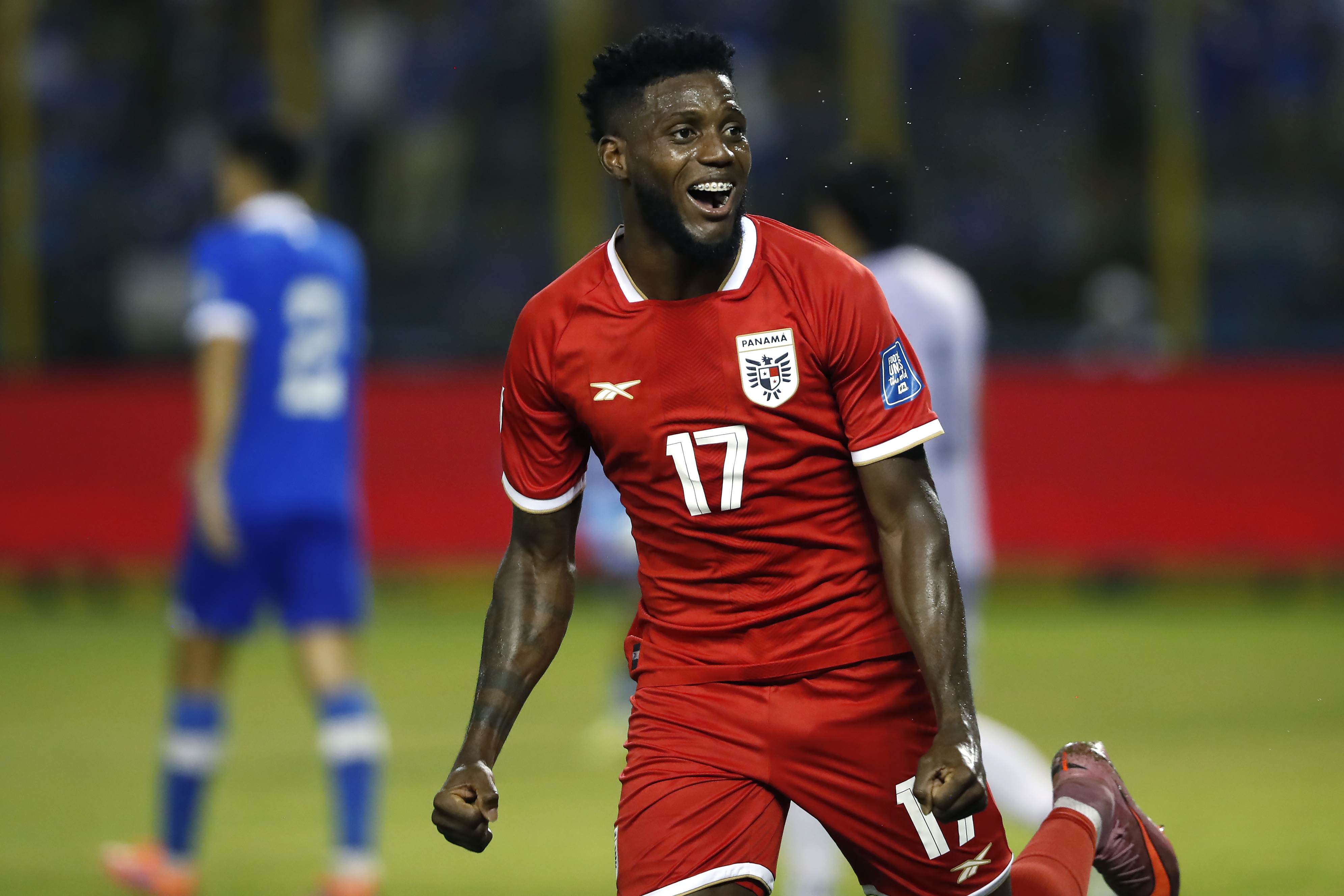 AMDEP6022. SAN SALVADOR (EL SALVADOR), 10/10/2025.- José Fajardo de Panamá celebra un gol este viernes, en un partido por las eliminatorias de la Concacaf al Mundial de 2026 entre El Salvador y Panamá en el Estadio Cuscatlán, en San Salvador (El Salvador). EFE/ Rodrigo Sura