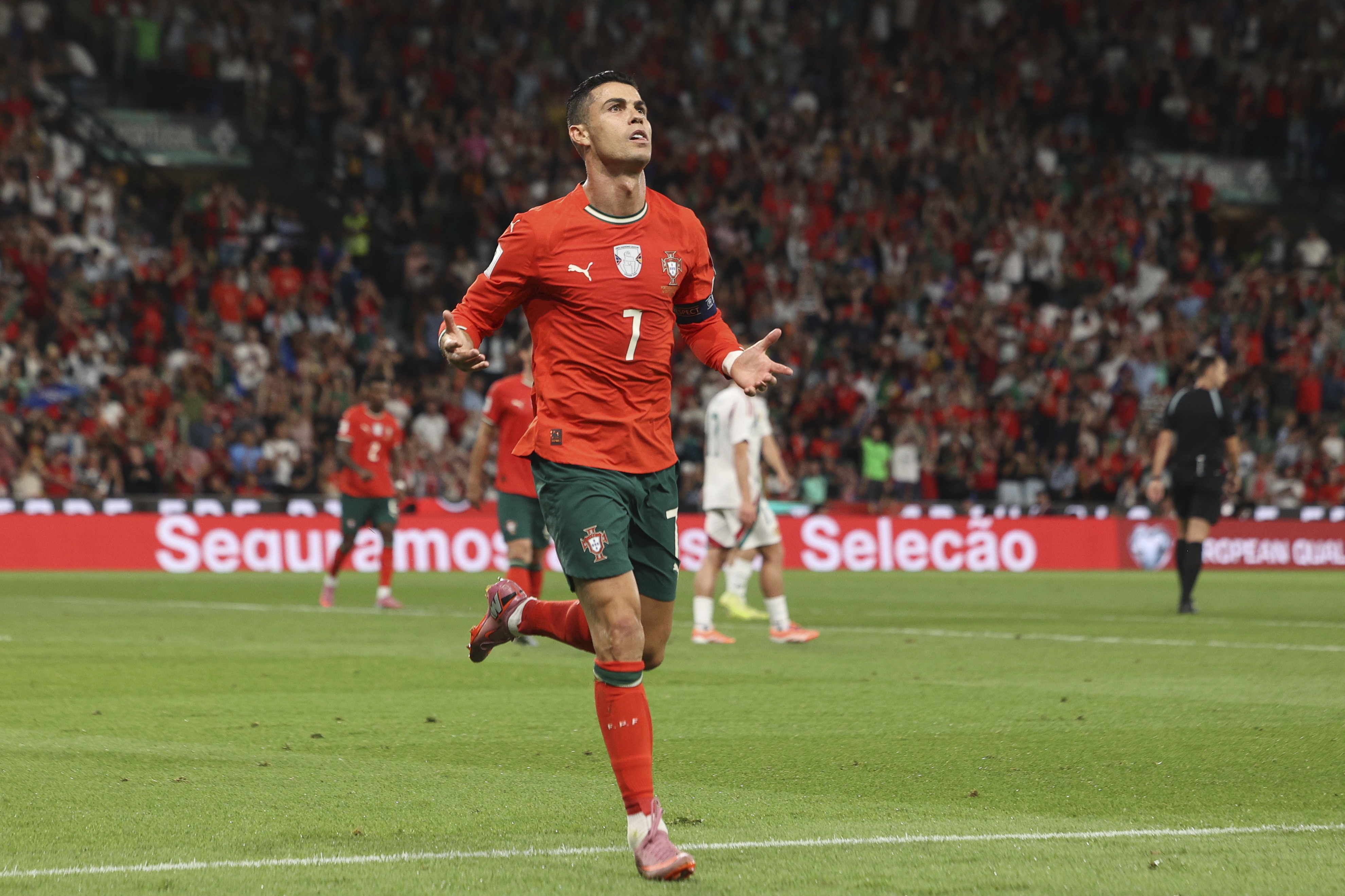 Cristiano Ronaldo celebra uno de los goles de Portugal en el empate contra Hungría. (Foto Prensa Libre: EFE).