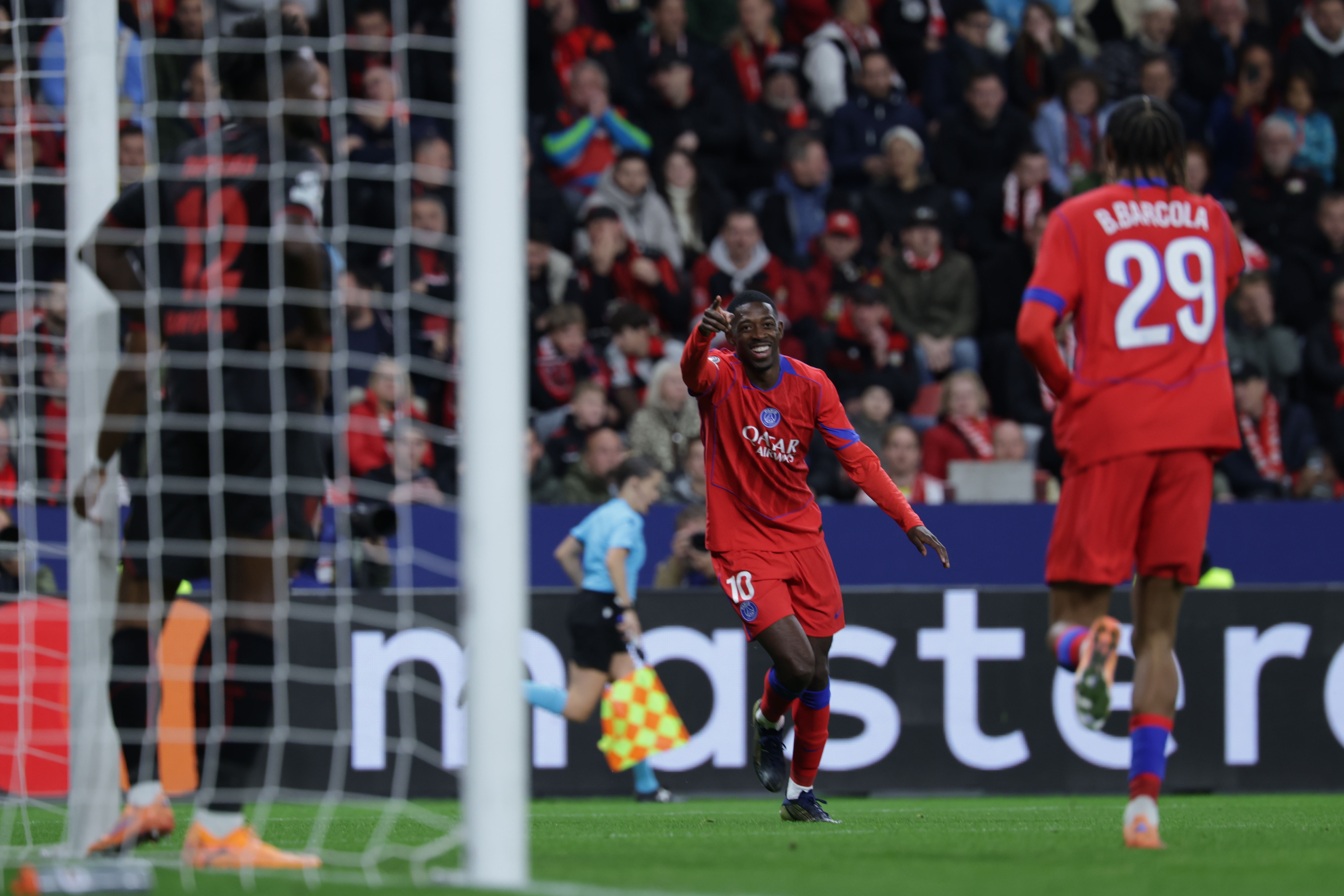 LEVERKUSEN (Germany), 21/10/2025.- Ousmane Dembele of PSG (L) celebrates with Bradley Barcola of PSG (R) after scoring the 2-6 in action during the UEFA Champions League league phase match between Bayer 04 Leverkusen and Paris Saint-Germain, in Leverkusen, Germany, 21 October 2025. (Liga de Campeones, Alemania) EFE/EPA/CHRISTOPHER NEUNDORF