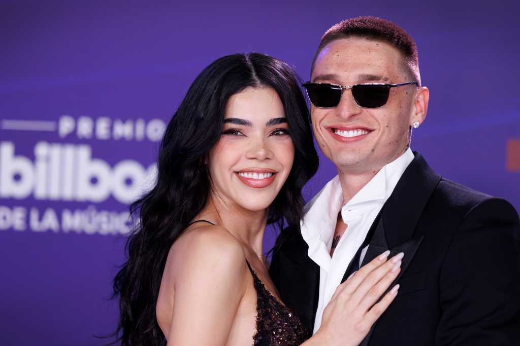 Kenia Os (izquierda) y Peso Pluma llegan a la alfombra roja de los premios Billboard de la Música Latina 2025. (Foto Prensa Libre: EFE)