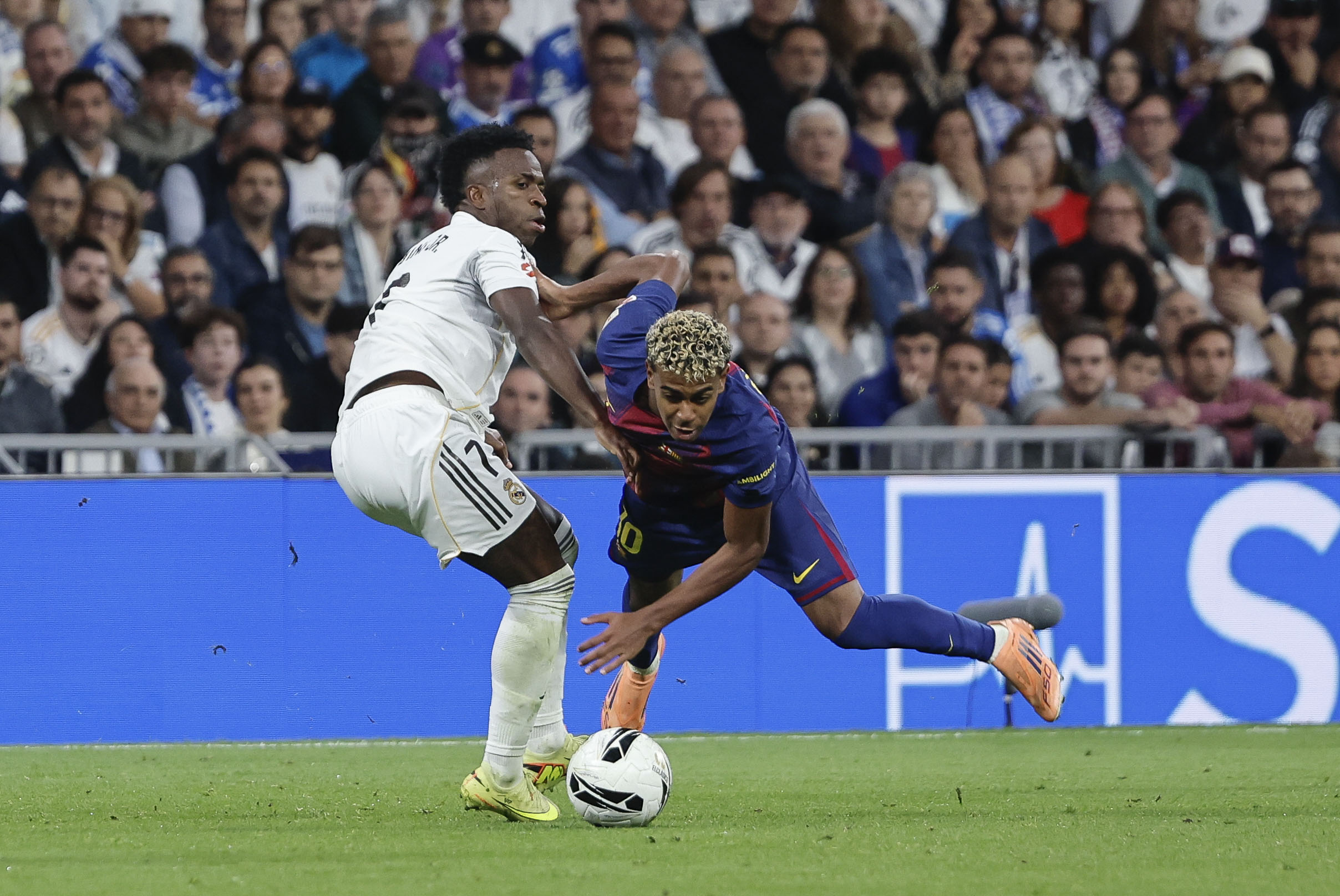 MADRID, 26/10/2025.- El delantero del Real Madrid Vinicius Jr, y el delantero del Barcelona Lamine Yamal, durante el partido de la décima jornada de LaLiga EA Sports, que Real Madrid y FC Barcelona disputan este domingo en el estadio Santiago Bernabéu. EFE/ Sergio Pérez
