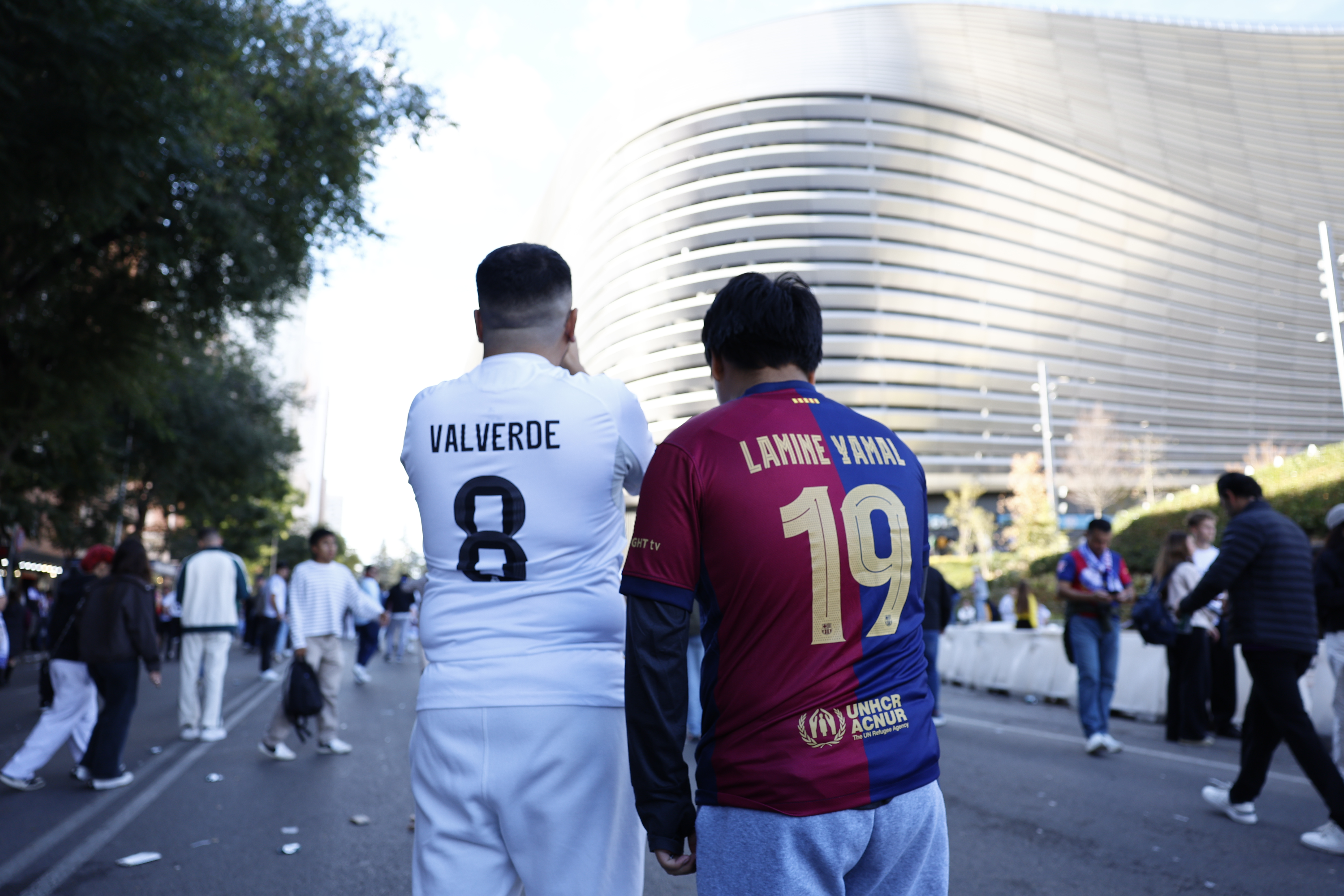 MADRID, 26/10/2025.- Aficionados del Real Madrid y FC Barcelona en los alrededores del estadio antes del partido de la décima jornada de LaLiga que Real Madrid y FC Barcelona disputan este domingo en el Santiago Bernabéu. EFE/Rodrigo Jiménez