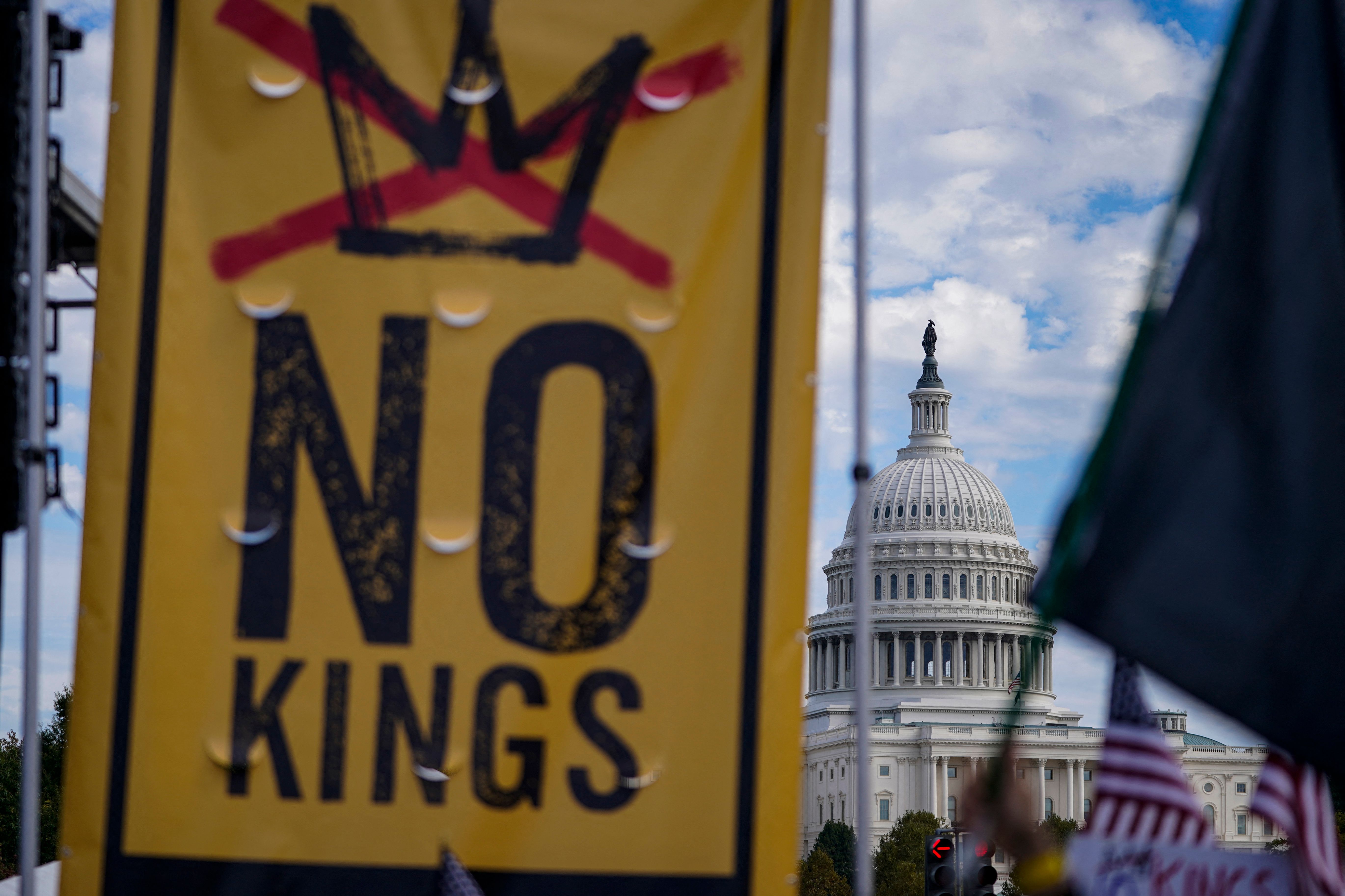 Este sábado 18 de octubre se han efectuado protestas masivas pacíficas contra el mandatario estadounidense Donald Trump. (Foto Prensa Libre: AFP/Getty Images)