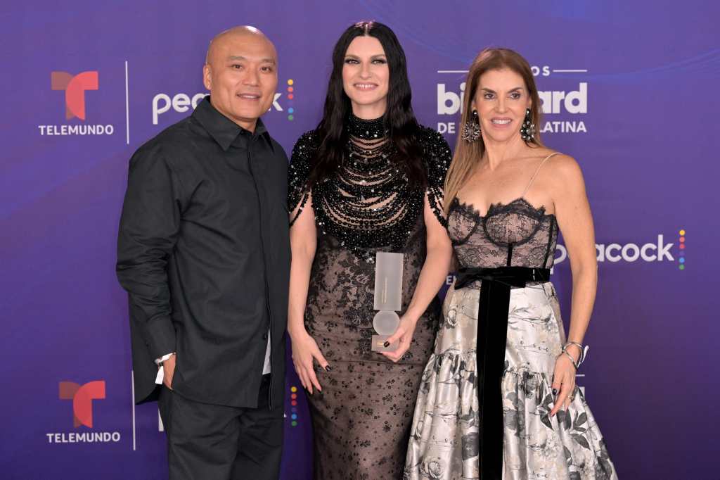 Laura Pausini, ganadora del premio Billboard Icon Award, posa con Mike Van y Leila Cobo en los Latin Billboard 2025. (Foto Prensa Libre: AFP/Getty Images)