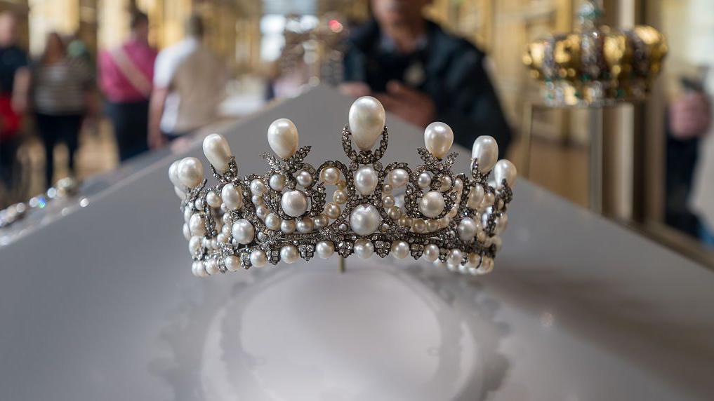 La corona de la emperatriz Eugenia, uno de las piezas que fue robada en el Museo del Louvre

Getty Images