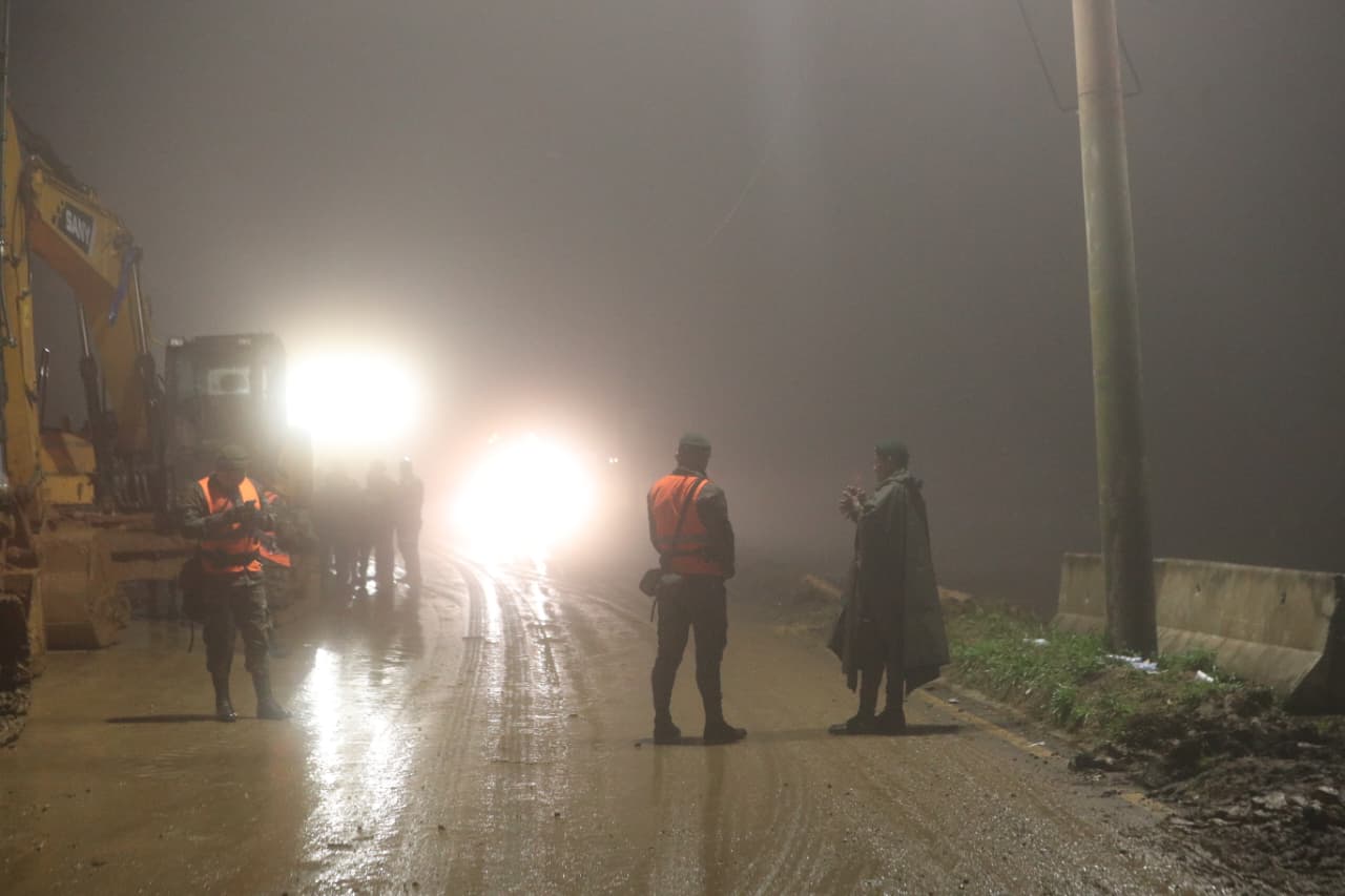 La lluvia no da tregua en el km 24.5 de la carretera a El Salvador y mantiene en suspenso las labores de búsqueda y rescate. (Foto Prensa Libre: Byron Baiza)